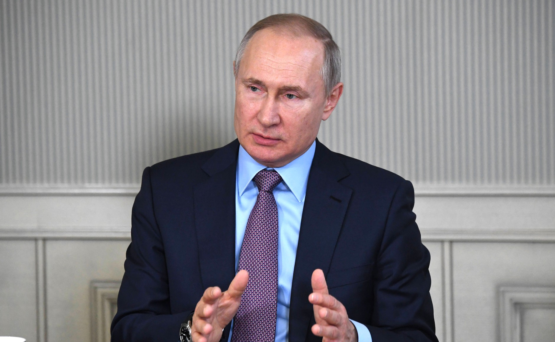 Путин сегодня обсудит поэтапный выход из режима ограничений