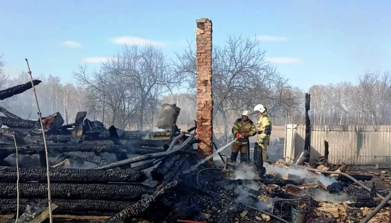 Сжигание мусора обернулось пожаром в трех домах: погибло два человека
