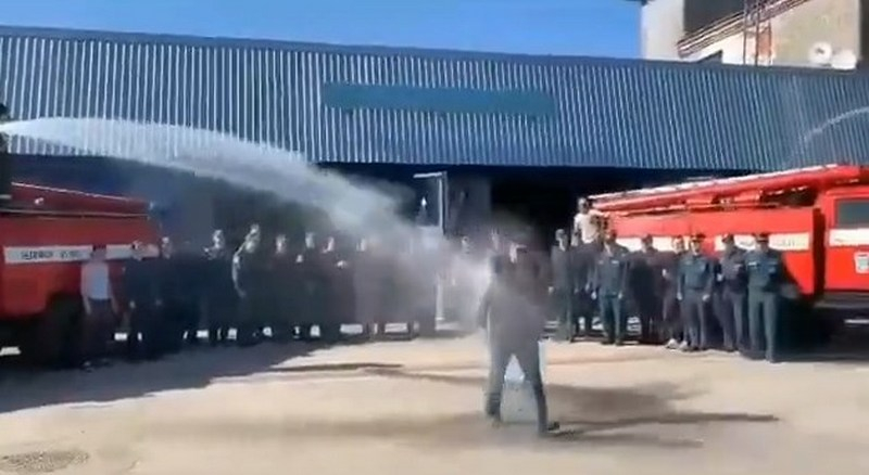 В Чебоксарах пожарного окатили водой из двух шлангов под звуки сирен: традиция в МЧС