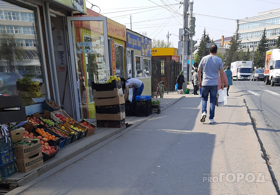 В Чебоксарах овощи и фрукты продают прямо на тротуаре возле дороги