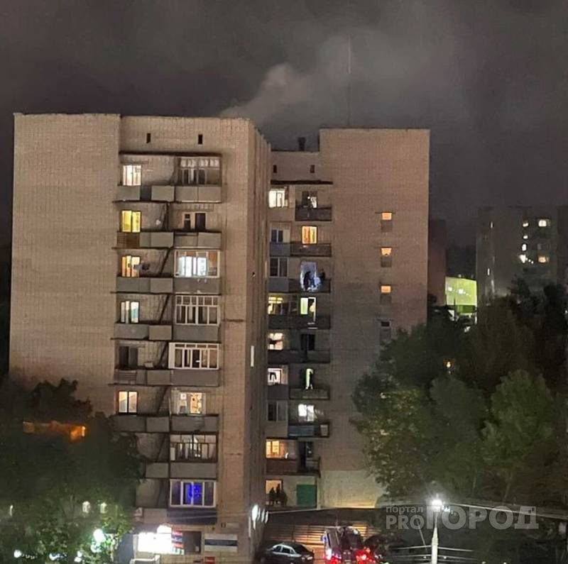 В многоэтажном доме рядом с Волжским вспыхнул пожар