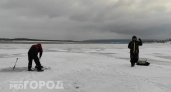 В Новочебоксарске спасатели уговаривают рыбаков покинуть тонкий лед: "Мы не успеем до вас добежать!"