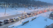 Из-за снегопада жители Нового города до сих пор стоят в утренней пробке: "Люди опаздывают на работу"