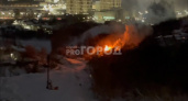 В Чебоксарах загорелся частный дом: "Пожарные не могут проехать"