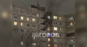 В Чебоксарах горит подъезд девятиэтажки: "Валит черный дым"