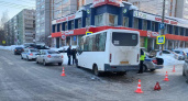 Пассажирке автобуса сломало нос во время ДТП на перекрестке Кадыкова и Баумана в Чебоксарах