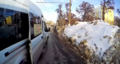 В Чебоксарах водитель маршрутки блокирует другой транспорт, чтобы первым доехать до остановки