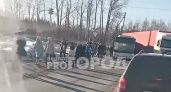 На окраине Чебоксар автобус столкнулся с фурой: "Десятки пассажиров пошли пешком к городу"