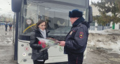 Полицейские Чебоксар с букетом роз поздравили с 8 Марта девушку – лучшего водителя троллейбуса