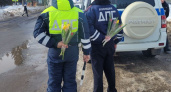 В Чувашии сотрудники ГИБДД останавливали женщин и дарили им цветы