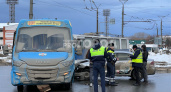 В Новочебоксарске водитель "Яндекс Такси" врезался в маршрутку с пассажирами