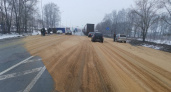 В Чувашии на М7 столкнулись грузовик и две легковушки: зерно рассыпалось по трассе