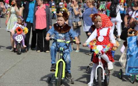 В День города Новочебоксарска на велосипедах проехали Маша и Медведь, Бэтмен и Буратино