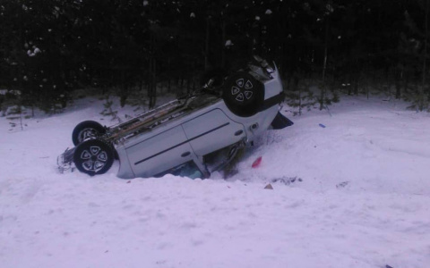 В Урмарском районе пьяный водитель на Renault врезался в припаркованное авто