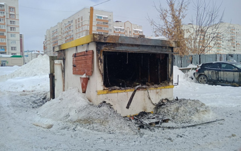 В Новочебоксарске на парковке сгорела будка охраны