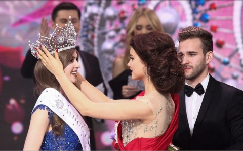Юлия Полячихина передала корону победительнице конкурса «Мисс Россия — 2019»