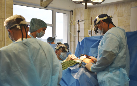 Более 20 лет чебоксарский хирург с "золотыми руками" спасает жизни пациентов