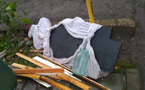 В Новоюжном районе возле мусорного бака больше месяца лежит надгробная плита