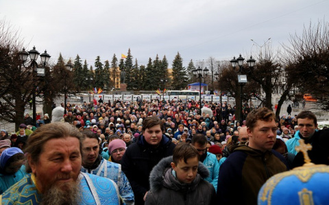 Варнава благословил горожан, молящихся на площади Республики Чебоксар