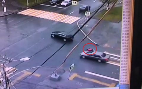 Женщина перебегала дорогу в центре Чебоксар и попала под машину