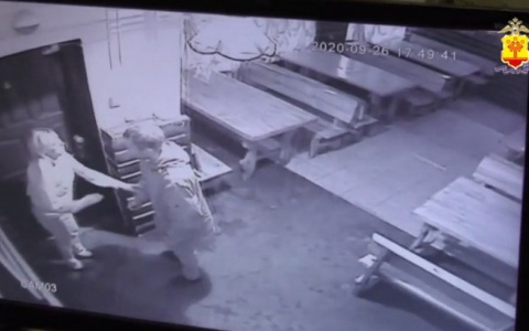 Женщина в первый день работы барменом в Чебоксарах получила ножом по шее