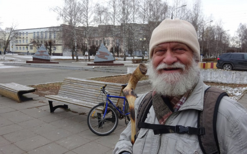 Новочебоксарский "волшебник с посохом" дарит рыбу и угощает людей пирогами