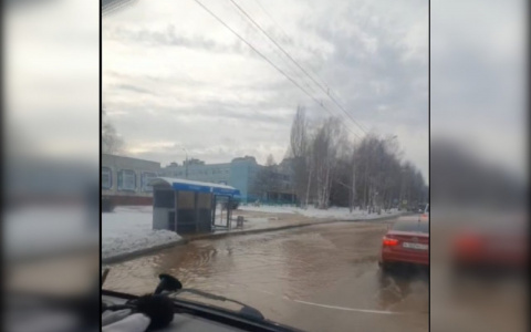 В Новоюжном районе дорогу заливает водой, ожидается каток