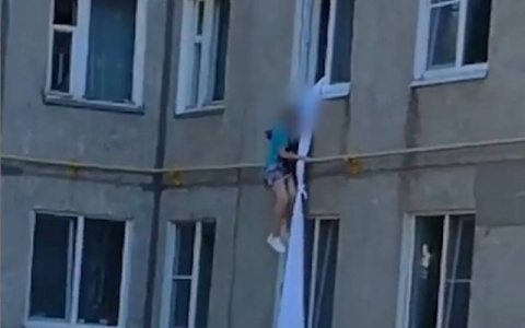 Девочка из Новочебоксарска пыталась сбежать из дома, спускаясь из окна по простыне