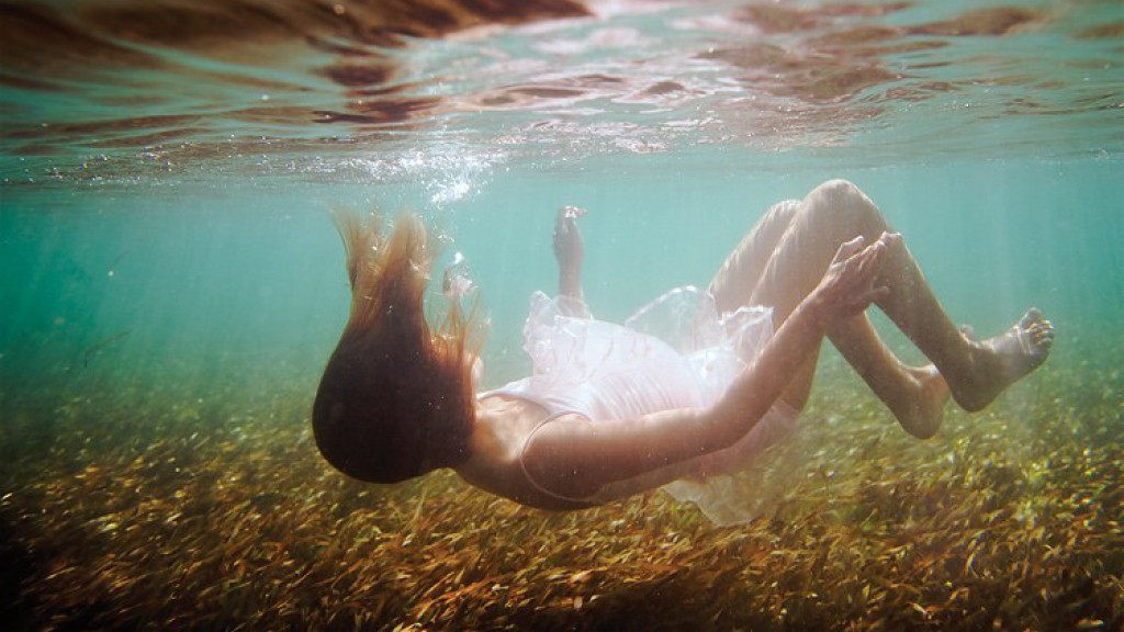 Девушка приехала купаться обнаженной в океане