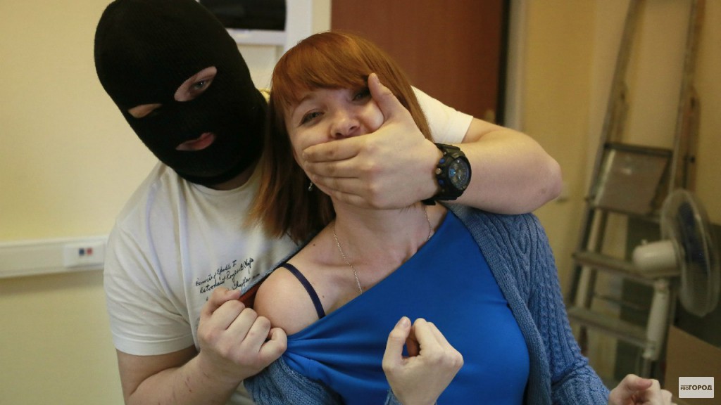 Русская худышка Джина Гершон трахается с ворами в масках