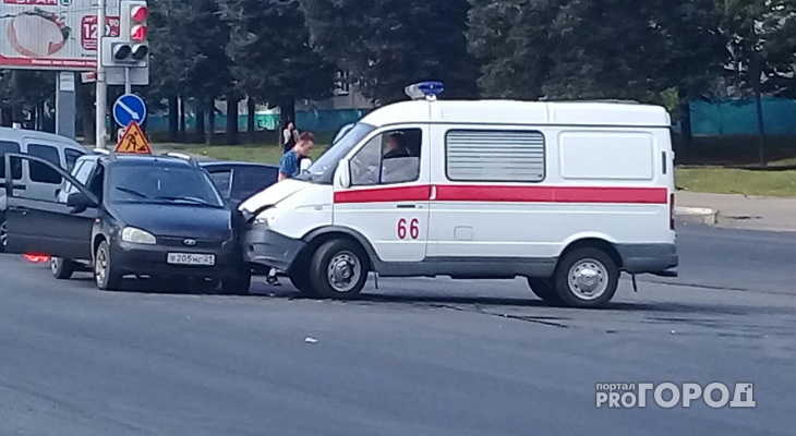 В Чебоксарах на перекрестке столкнулись машина скорой помощи и легковушка