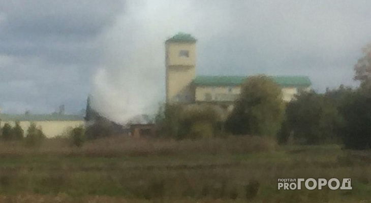 В Цивильском районе горит завод по изготовлению дверей