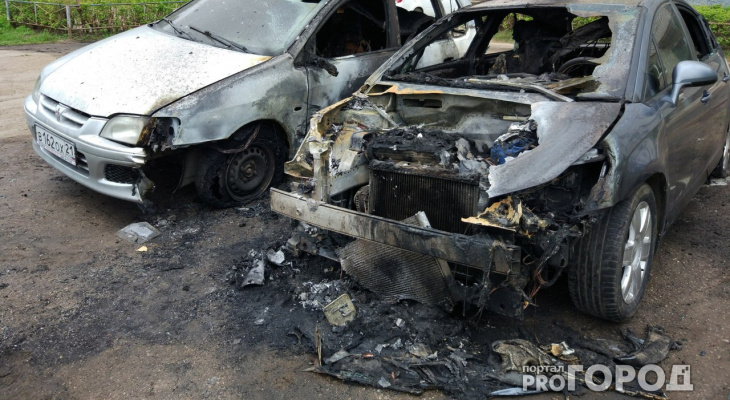 В Чебоксарах ночью во дворе дома загорелся автомобиль