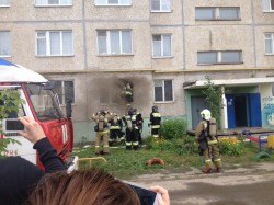 В Чебоксарах пожарные выбили окна, чтобы попасть в горящую квартиру