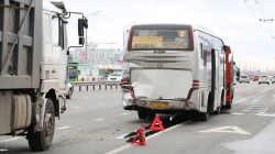 В Казани автобус с туристами из Чебоксар протаранило самосвалом