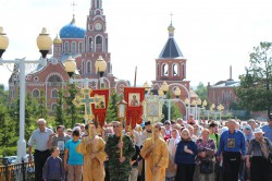 В Новочебоксарске около ста человек прошли по городу Крестным ходом