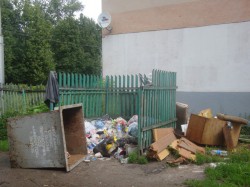 В Чебоксарах на Богданке управляющая компания оставила жителей 99 домов среди мусора и грязи