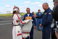 В Чебоксарах летчиков пилотажной группы «Стрижи» встретили чувашскими песнями и танцами