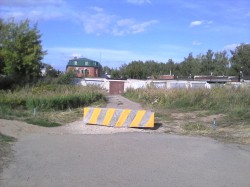 В Новочебоксарске неизвестные перекрыли въезд к гаражам при помощи бетонного блока