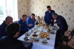 В Заволжье пилотажную группу «Стрижи» на вручении ключей семьям накормили пирожками