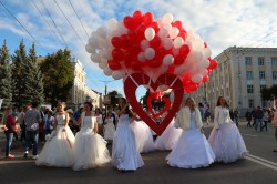 В Чебоксарах в свадебном параде участвовало более 300 человек