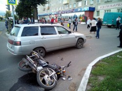 В Новочебоксарске в результате ДТП на дорогу вылетел водитель мопеда