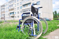 В Чебоксарах мужчину, который упал в шахту лифта, отправляют на работу в инвалидной коляске