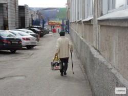 В Чебоксарах мужчина ограбил бабушку, сидящую на лавочке во дворе