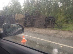 В Чувашии на трассе перевернулся КамАЗ с прицепом