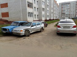 В Чебоксарах неизвестный автомобиль протаранил три припаркованные машины