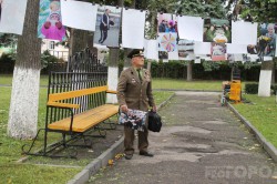 В Чебоксарах на площади раздают фотографии о городской жизни