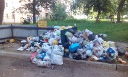 В Чебоксарах двор после смены управляющей компании тонет в мусоре
