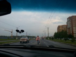 В Новочебоксарске девушка шла посередине дороги на встречу автомобилям