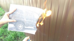В Чебоксарах неизвестные подожгли автомобиль УАЗ